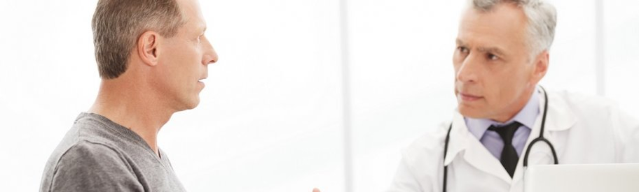 Um homem com prostatite na recepção de um urologista