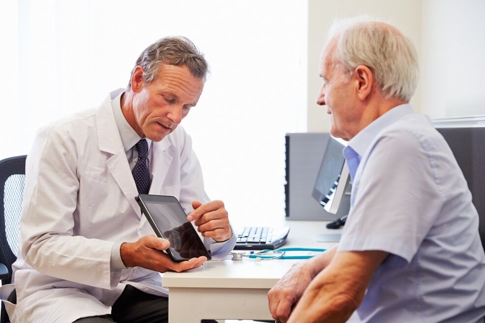 Paciente com prostatite na consulta médica