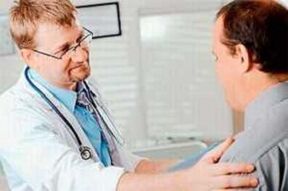 Um homem com prostatite na consulta médica