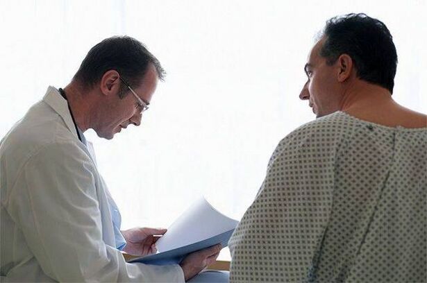 médico prescreve medicamento para prostatite ao paciente