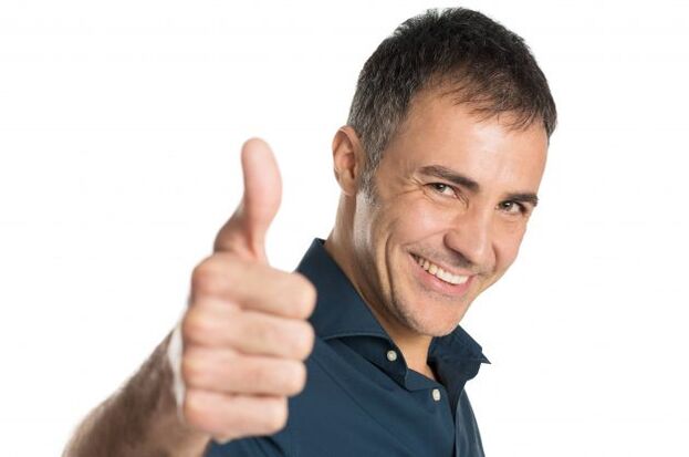 um homem está satisfeito com o tratamento da prostatite com medicamentos
