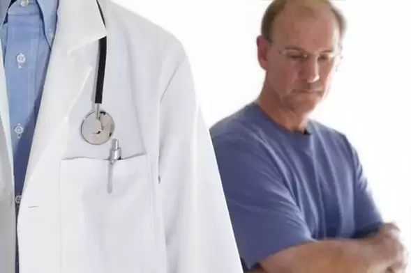 Um homem com sintomas de prostatite crônica deve consultar um urologista